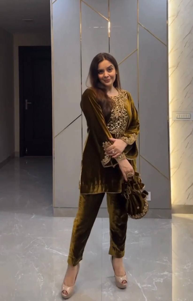 Launching New Real Modeling Party Wear Look Velvet Top With Fully Stiched Bottom Ready To Wear Collection